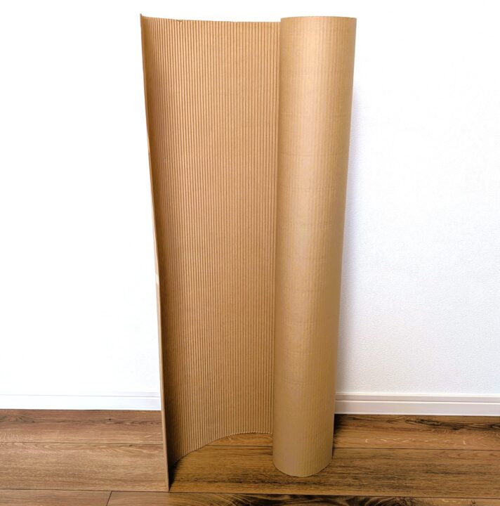 巻きダンボールが３０cmほど引き出されたようす。