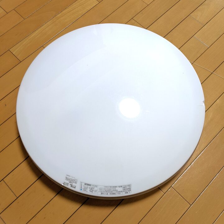 これから解体されるシーリングライト。