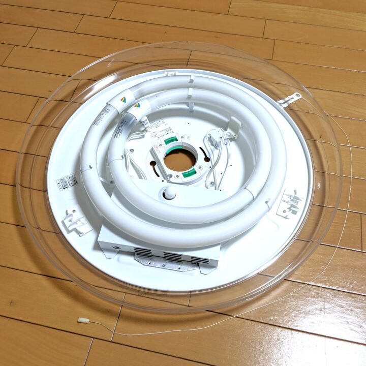 シーリングライトのカバーのみを外したところ。