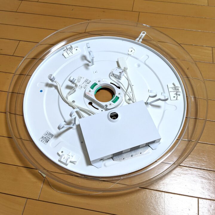 シーリングライトのカバーと蛍光灯、グローランプを外したところ。