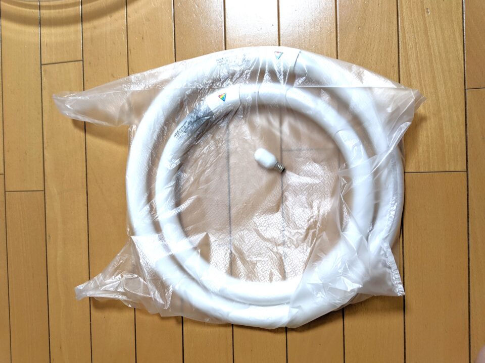 蛍光灯とグローランプを透明ビニール袋にいれたところ。