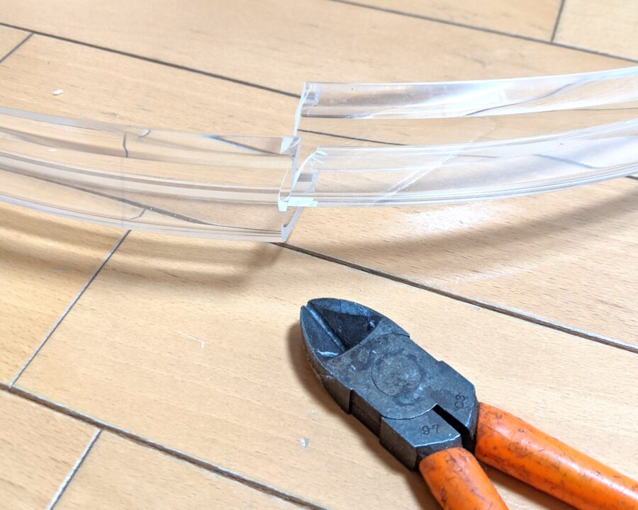 ニッパーで化粧カバーを切断したところ。