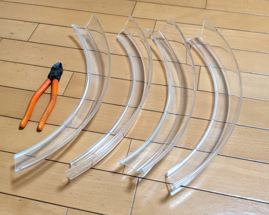 四分割に切られた化粧カバーとニッパーが並んで写っている。