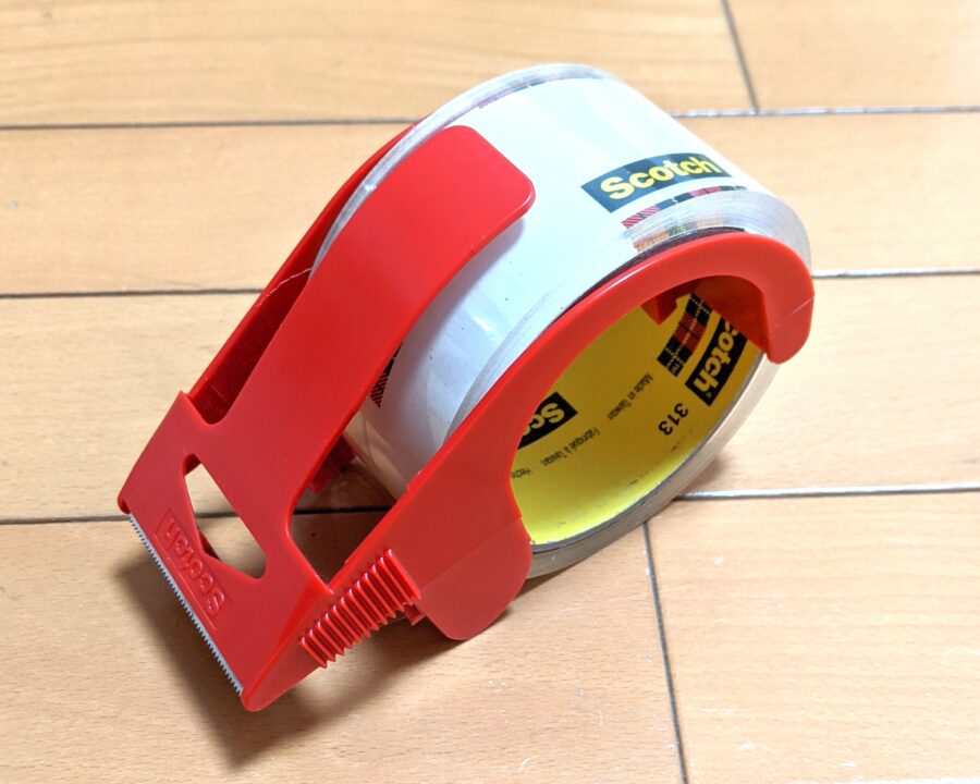 飛散防止用に使った透明ビニールテープ。scotch製。