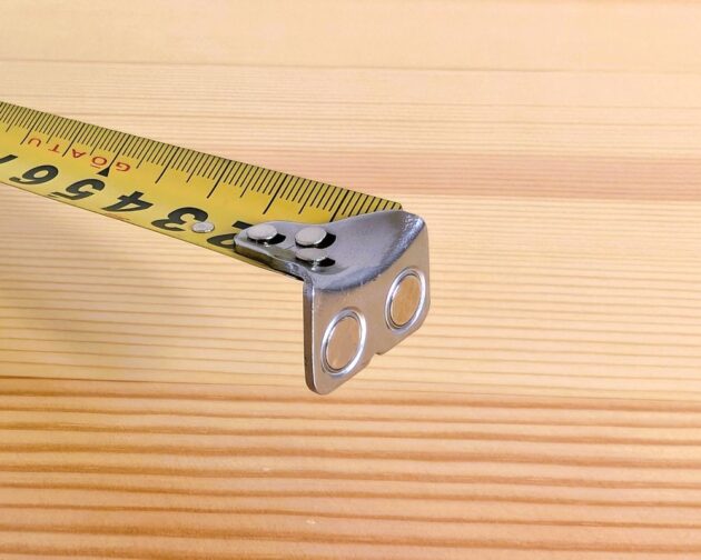 コンベックスの爪の拡大写真。先端が写してあり爪にはマグネットが埋め込まれている。