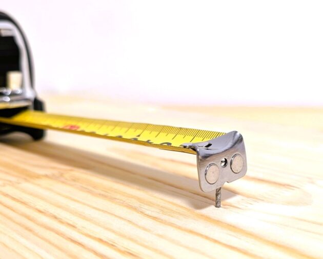 穴付きの爪が釘にひっかけてあり、テープが延ばしてある。