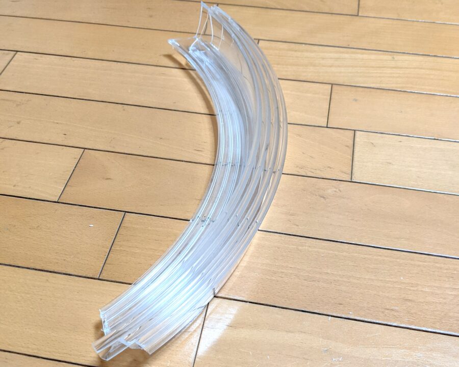 四分割に切られた化粧カバーが重ねられコンパクトになった様子。