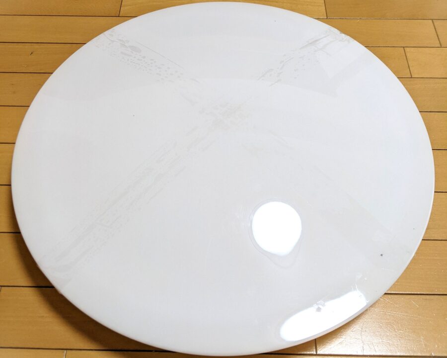 照明カバーにテープをバツ印に貼ったところ。