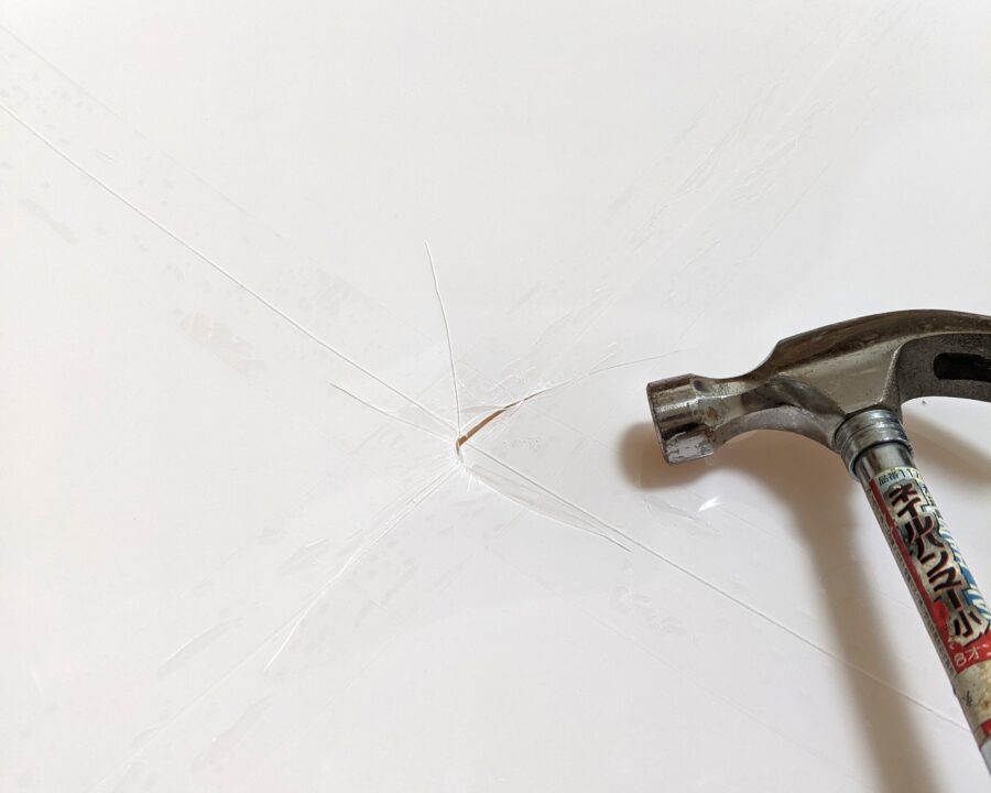 傷が入ったところをハンマーで叩いた様子。カバーに少しヒビが入った。