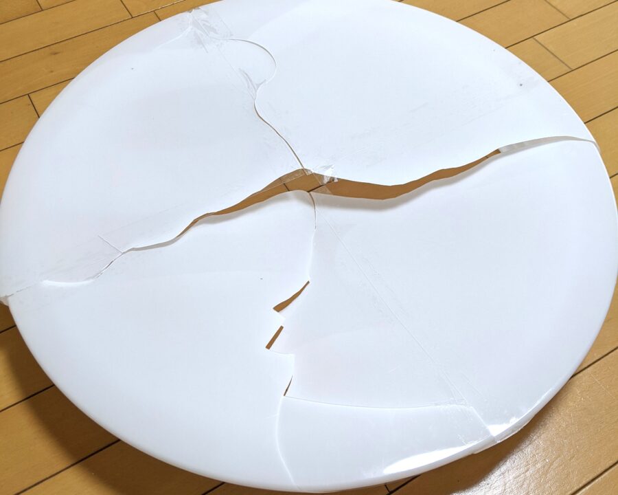 バキバキにひび割れた照明カバーの様子。