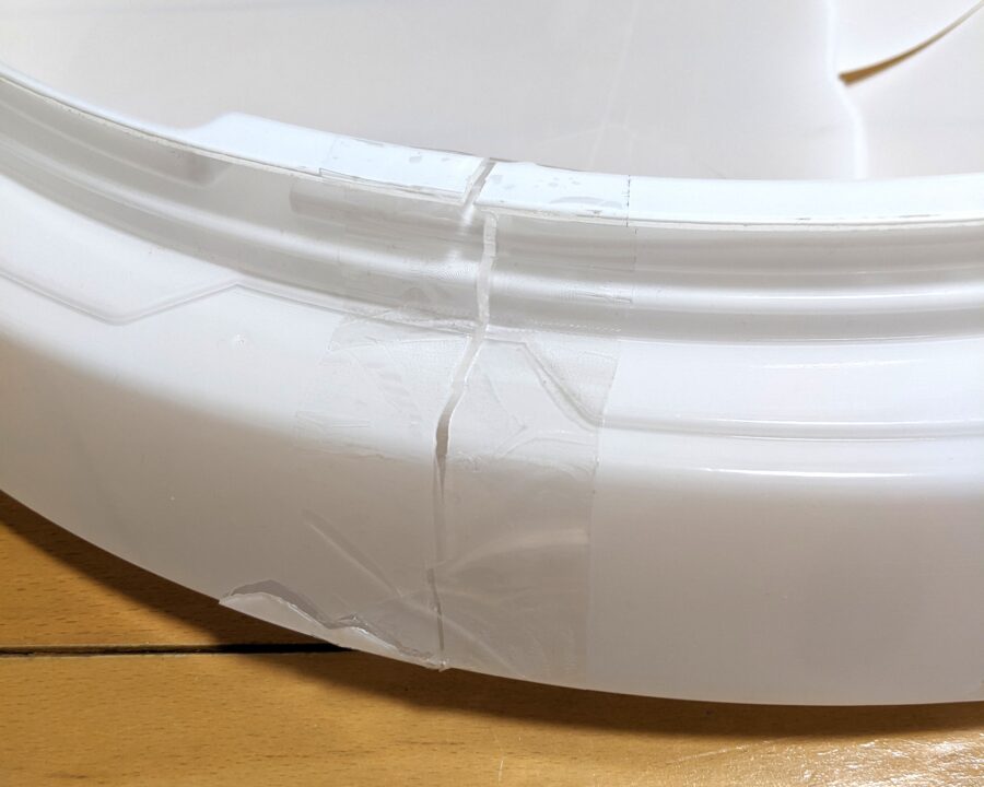 ニッパーできれいに切断された照明カバーの拡大写真。