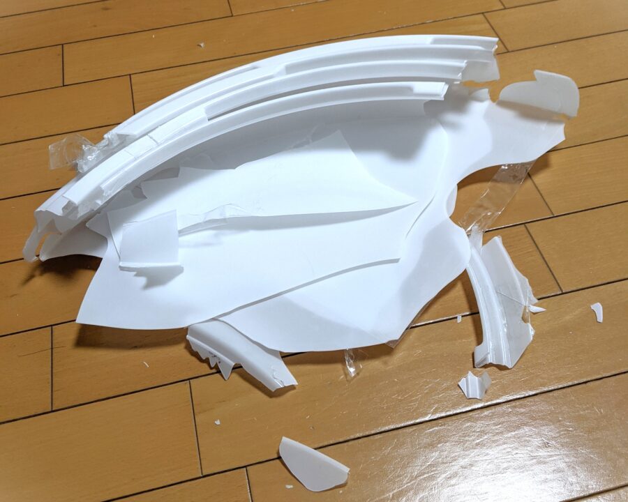 めちゃくちゃに割れた照明カバーの様子。