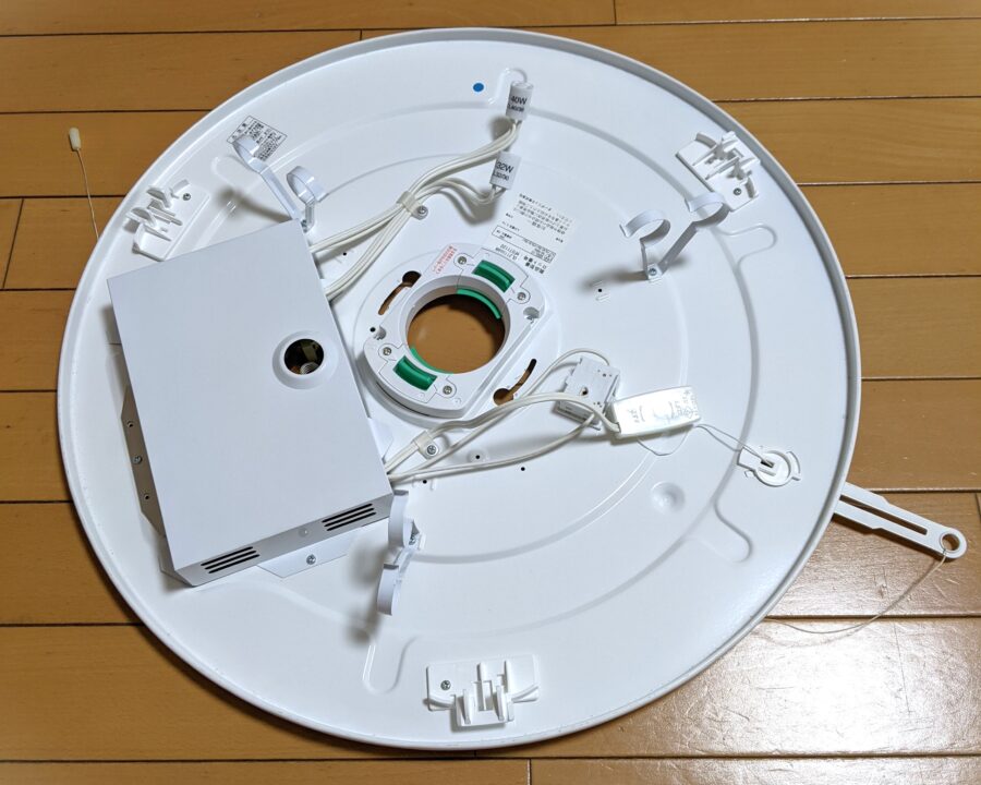 照明器具本体の写真。ベースにはまだ安定器やホルダー、配線などが残っている。