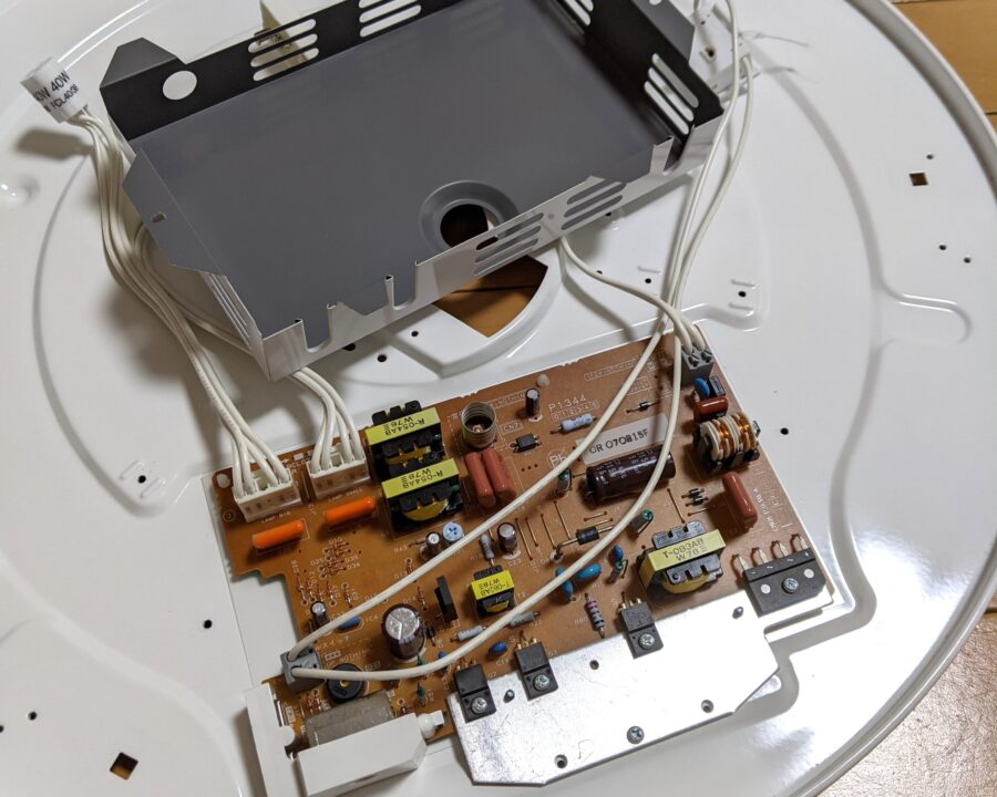 安定器のカバーを外して基盤を写したところ。