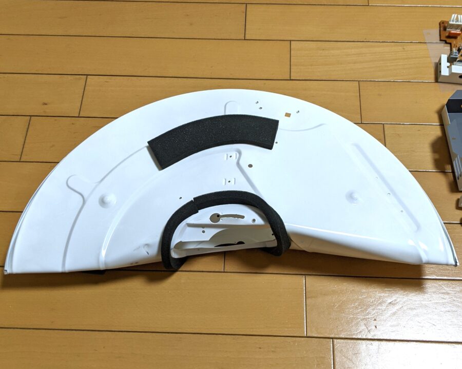 ベースが袋に入るように半分にへし曲げた様子。