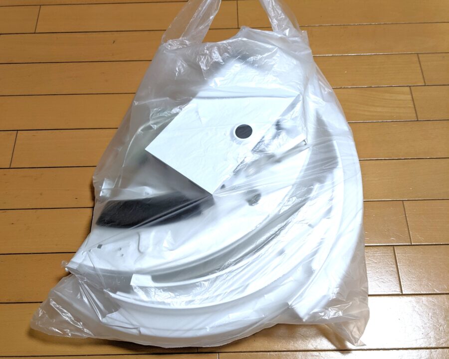 40リットルの袋に解体したシーリングライトすべてを入れたところ。