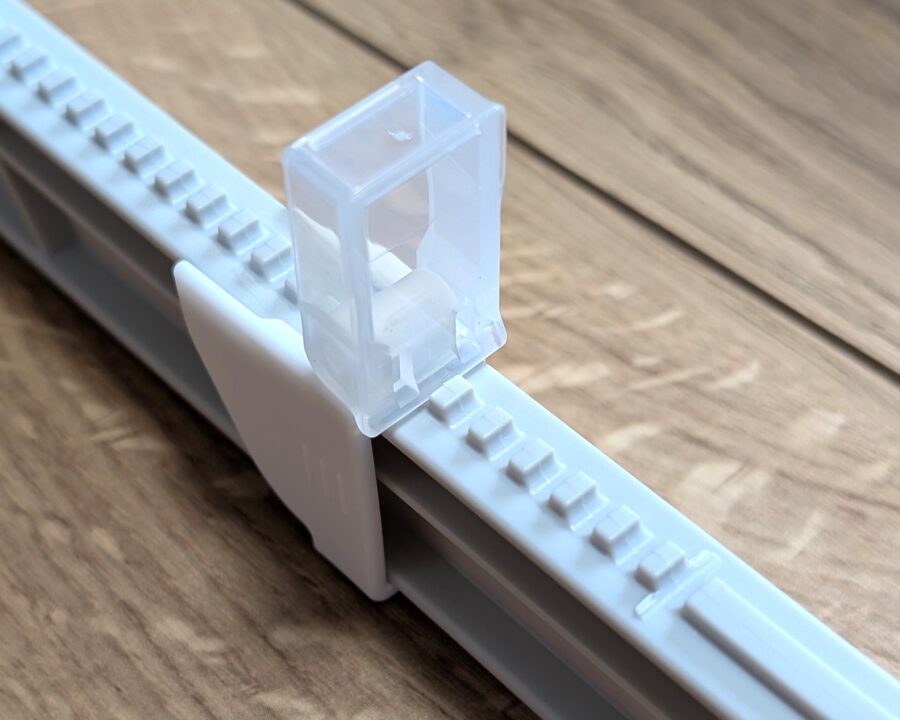 ダンボールサイズ調整カッターのカバー部を拡大した写真。上に載せた写真の向き違いでカバーが完全に開きロックしてあるところ。