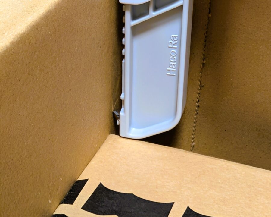 ダンボールサイズ調整カッターを使っているところの写真。高さを調整している。