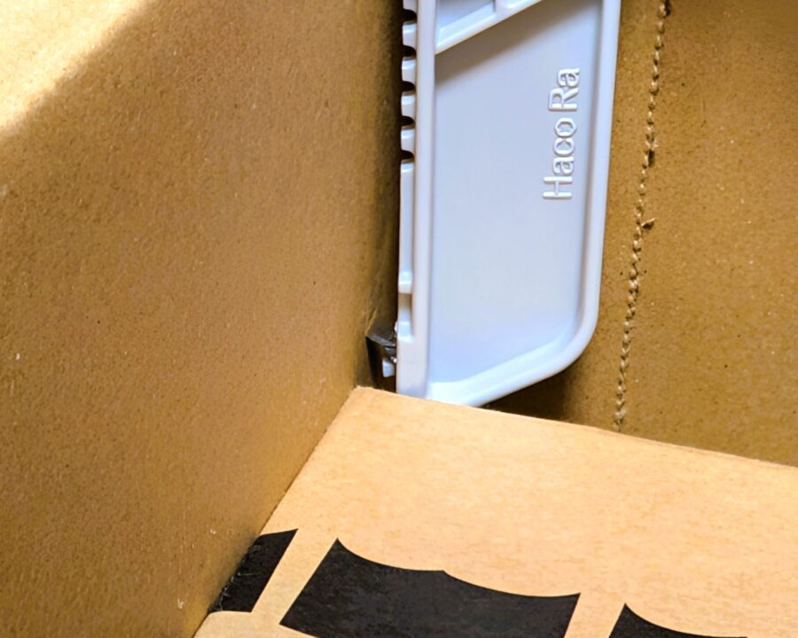 ダンボールサイズ調整カッターを使っているところの写真。高さを調整している。