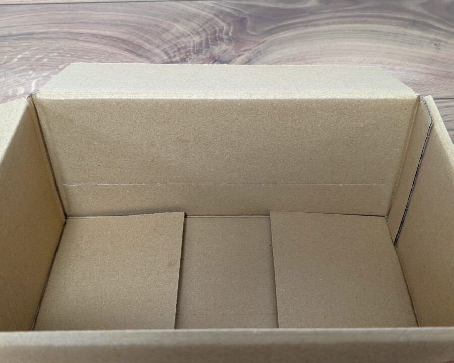 ダンボール箱の内側に罫書き線が入っている様子。