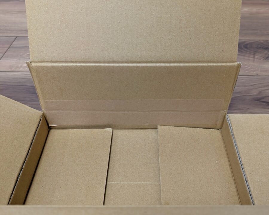 ダンボール箱の罫書き線にクラフトテープを貼ったところの写真。