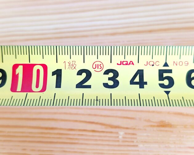 コンベックスのテープを拡大した写真。10cm付近に仕様が書かれていて、その中にJISマークが写っている。