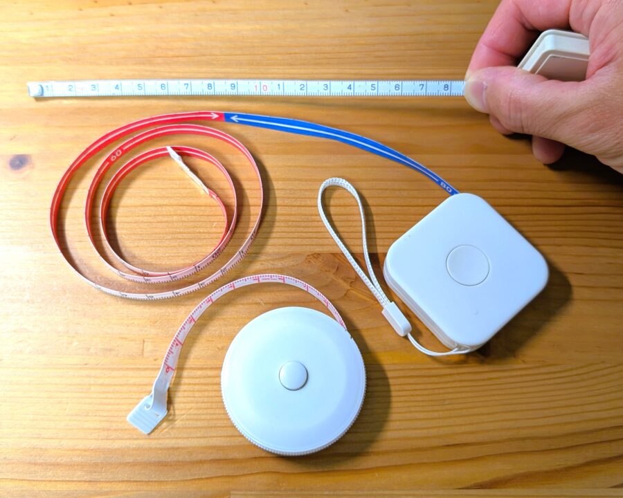 メジャーの写真。説明用に3つの種類のメジャーを並べていてそれぞれテープを出しているところ。