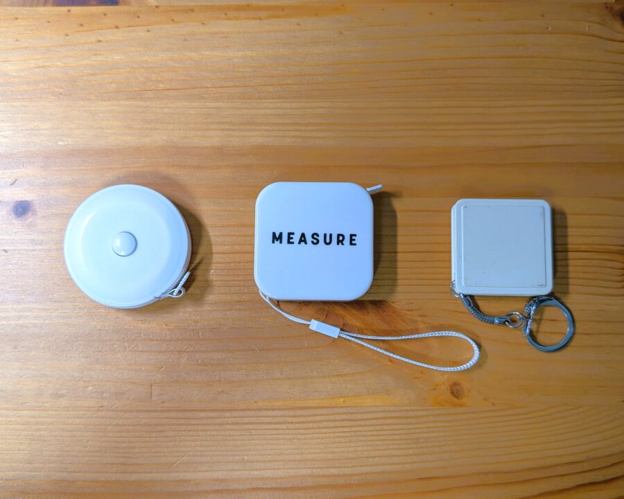 メジャーの写真。説明用に3つの種類のメジャーを並べている。