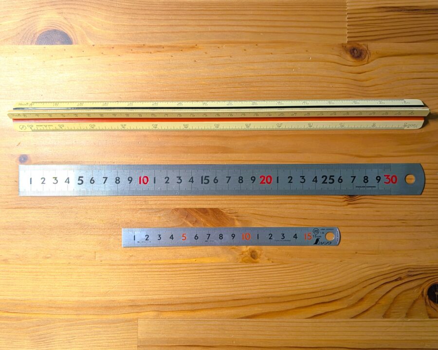 スケールの写真。説明用に3種類のスケールを並べている。上から三角スケール、30cmスケール、15cmスケール。