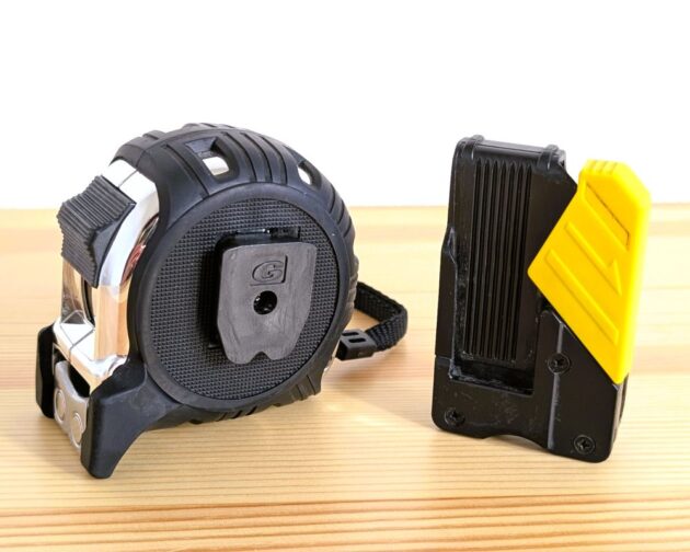 コンベックスのベルトフックを外したところの写真。本体とベルトフックが外した状態で並べて写してある。