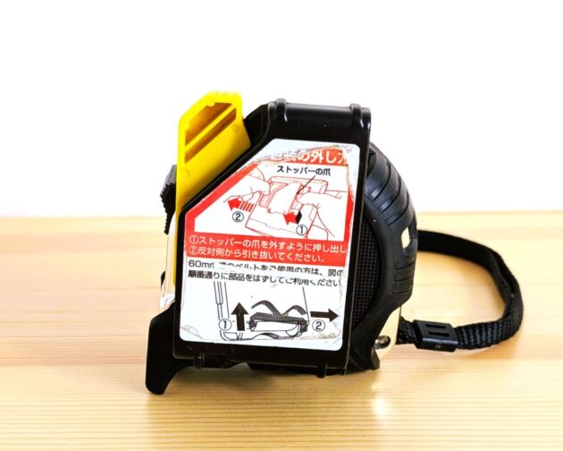 コンベックスの裏面を写した写真。ベルトフックが写っている。