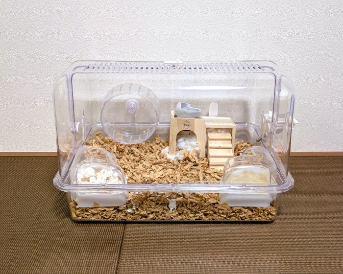 畳の上にハムスターケージが置いてある。