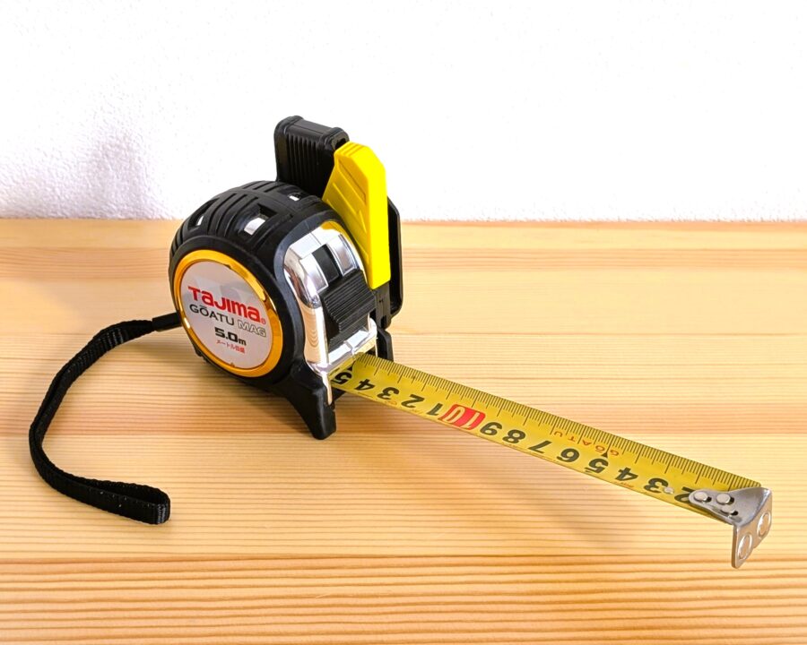 コンベックスの写真。15cmほどテープを出した状態でテーブルに置いてある。