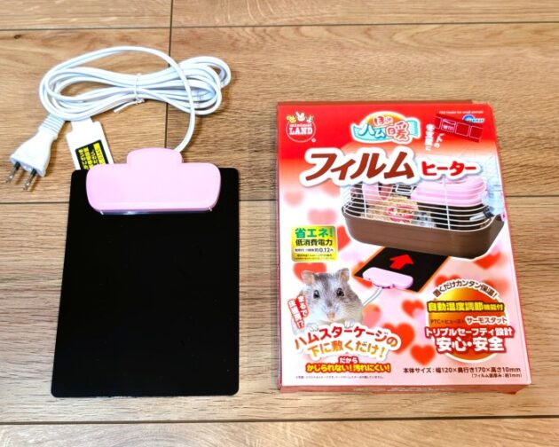 ハムスター飼育用のフィルムヒーター本体と購入時の箱が写っている。
