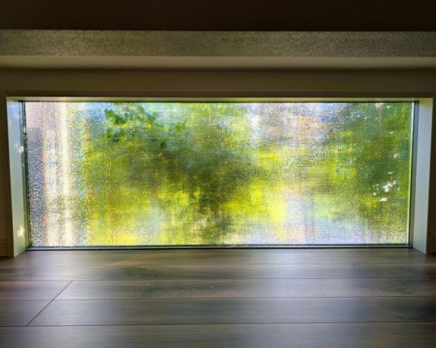 地窓におすすめの目隠しフィルムが貼ってある。