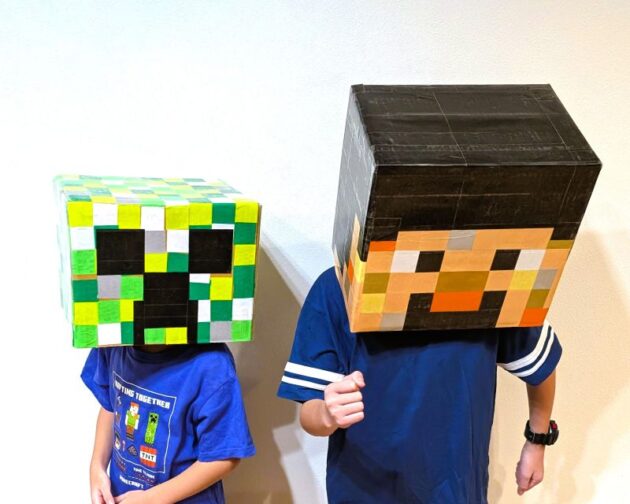 マインクラフトのクリーパーとスティーブのかぶりものを被った子ども二人