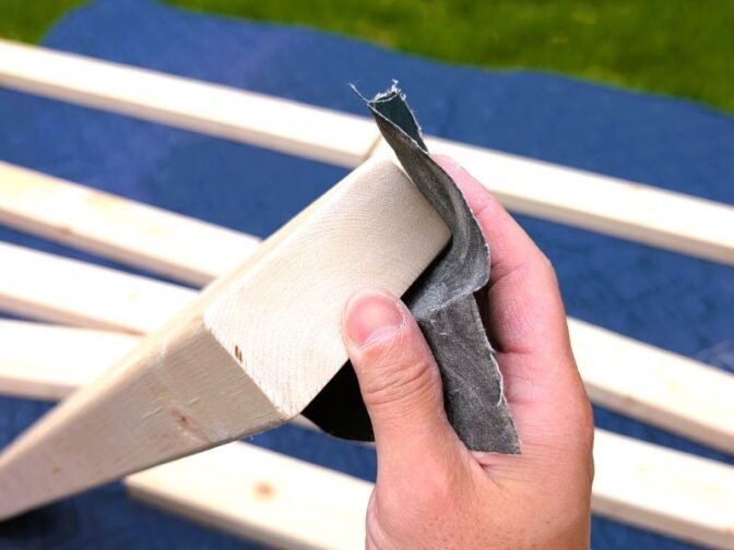 木材をやすりがけ