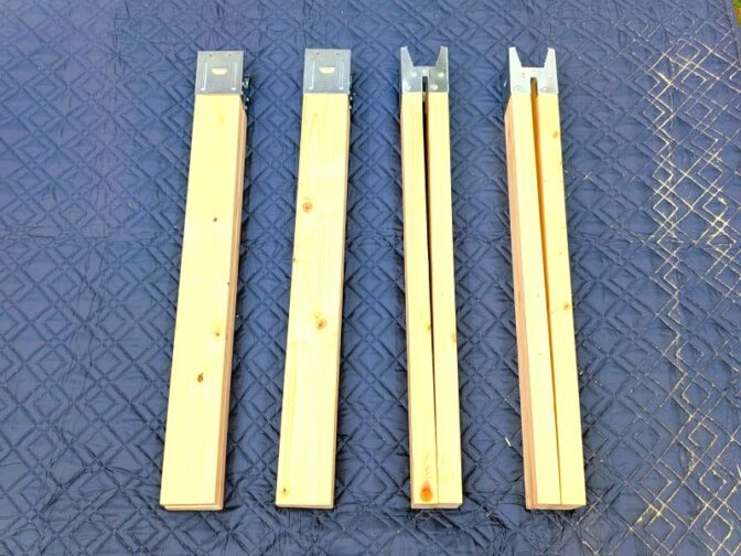 ビス留めが完了した作業台の脚が4セット並んでいる