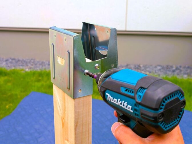 ソーホースブラケットと木材をビス留め