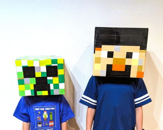 スティーブとクリーパーの被り物を被っている子ども二人