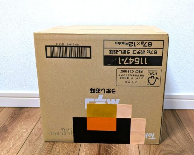 ダンボール箱におりがみを貼り始めたところ