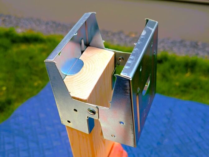 ソーホースブラケットに木材を挿し込んでいる