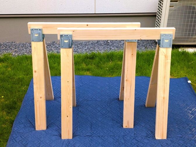 作業台の脚になるウマが2セットある